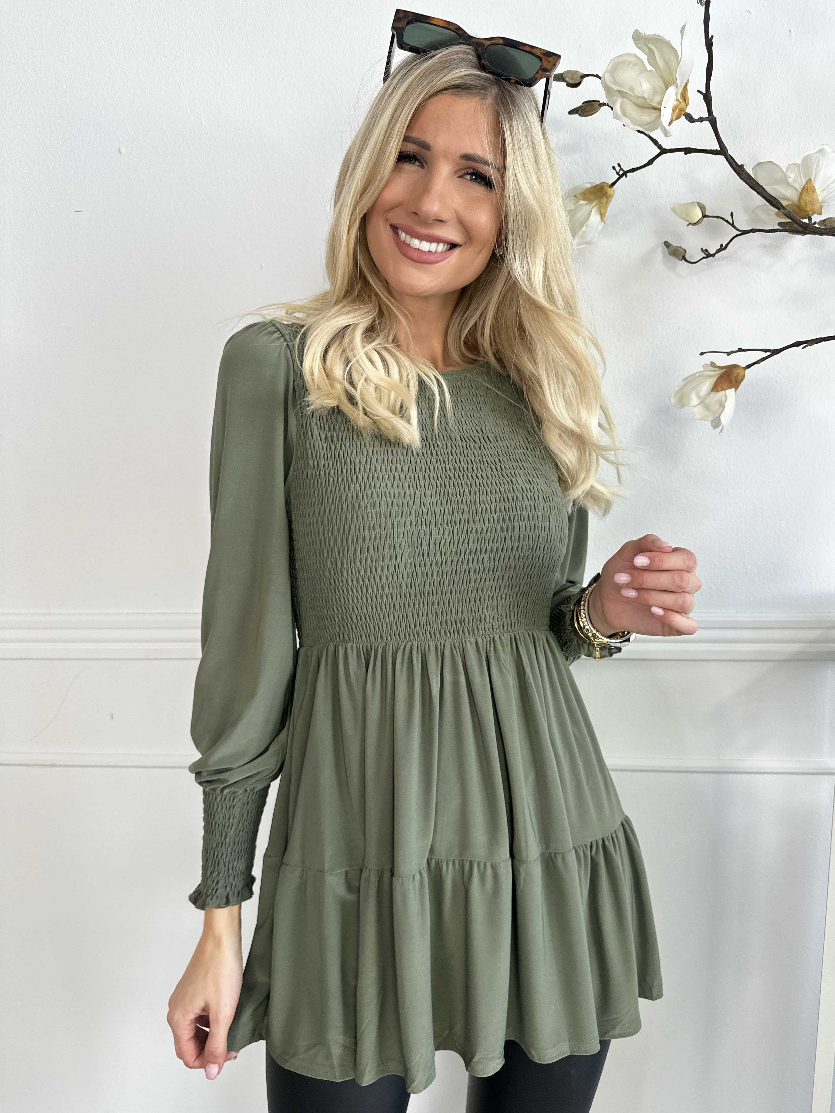 Kelly Shirt - Elastisk bluse med smock henover brystet